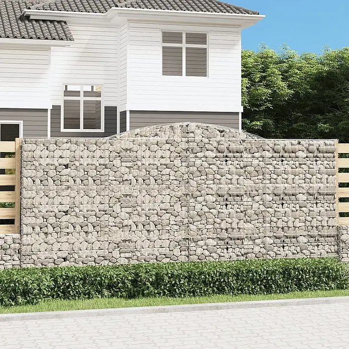 Furnicato Gabione - 200 x 400 x 30 cm, Metall, Maschenbreite: 50 mm, Maschenhöhe: 100 mm - Robuster Gabionenzaun aus Drahtgitter, gefüllt mit hellgrauen Steinen, als Grundstücksgrenze vor einem modernen Haus.