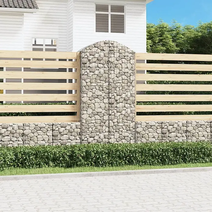 Furnicato Gabione - 50 x 100 x 220 cm, Metall, Maschenbreite: 50 mm, Maschenhöhe: 100 mm - Gabionenzaun mit heller Steinfüllung und horizontalen hellen Holzlatten in Wohnumgebung.