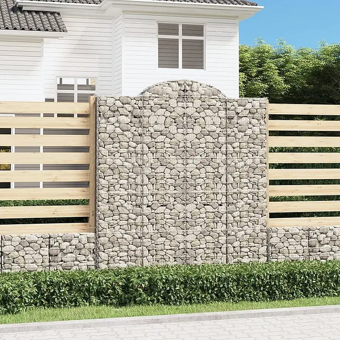 Furnicato Gabione - 240 x 200 x 30 cm, Metall, Maschenbreite: 50 mm, Maschenhöhe: 100 mm - Gabionenzaun mit hellgrauen Steinen und horizontalen Holzlatten, dient als Gartenbegrenzung vor einem weißen Haus.