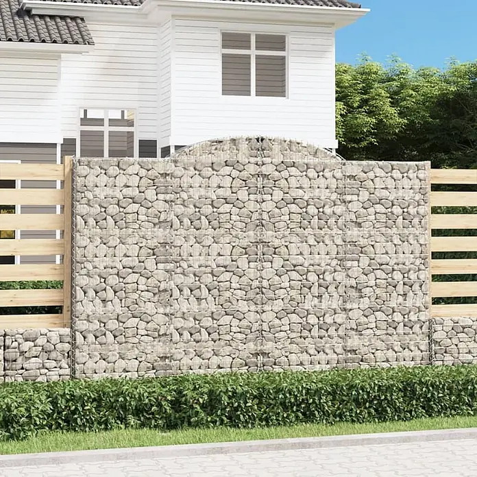 Furnicato Gabione - 50 x 300 x 220 cm, Metall, Maschenbreite: 50 mm, Maschenhöhe: 100 mm - Gabionenzaun aus Steinen mit horizontalen Holzpaneelen als Sichtschutz für ein Haus.