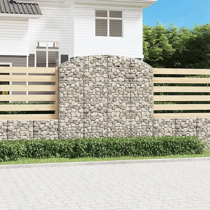 Furnicato Gabione - 200 x 200 x 50 cm, Metall, Maschenbreite: 50 mm, Maschenhöhe: 100 mm - Gabionenzaun mit hellen Holzlatten in Außenbereich, passend zu einem Haus.