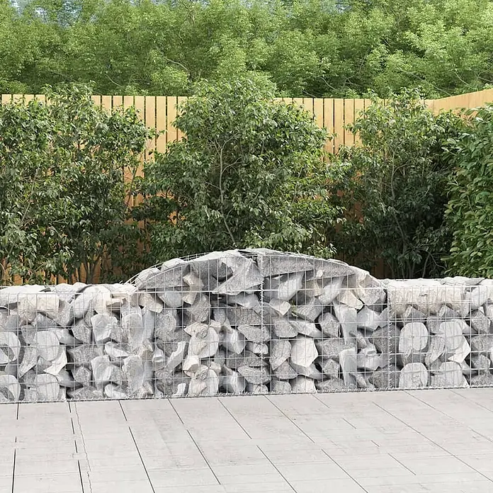 Furnicato Gabione - 50 x 300 x 80 cm, Metall, Maschenbreite: 50 mm, Maschenhöhe: 100 mm - Gabionenwand aus hellgrauen Steinen mit gewölbter Oberseite, als dekorative Begrenzung im Garten.
