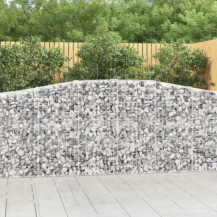Furnicato Gabione - 120 x 400 x 50 cm, Metall, Maschenbreite: 50 mm, Maschenhöhe: 100 mm - Gabionenwand mit hellgrauen Steinen und gebogener Oberseite.