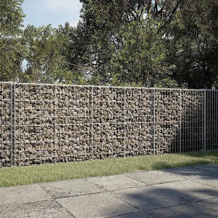 Furnicato Gabione - 300 x 100 x 100 cm, Metall, Maschenbreite: 50 mm, Maschenhöhe: 100 mm - Gabionenwand aus Drahtgeflecht mit Natursteinen gefüllt, dient als Gartenzaun neben gepflastertem Bereich und Gras.