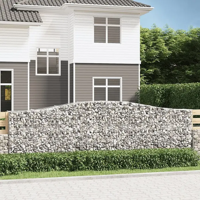 Furnicato Gabione - 50 x 400 x 140 cm, Metall, Maschenbreite: 50 mm, Maschenhöhe: 100 mm - Gabionenzaun mit hellen Steinen, als Gartenbegrenzung vor einem Haus.