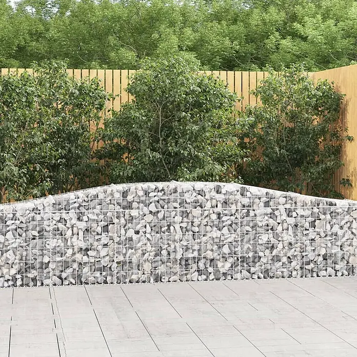 Furnicato Gabione - 30 x 400 x 80 cm, Metall, Maschenbreite: 50 mm, Maschenhöhe: 100 mm - Gebogene Gabionenwand gefüllt mit hellgrauen Steinen, als dekorative Gartentrennung.