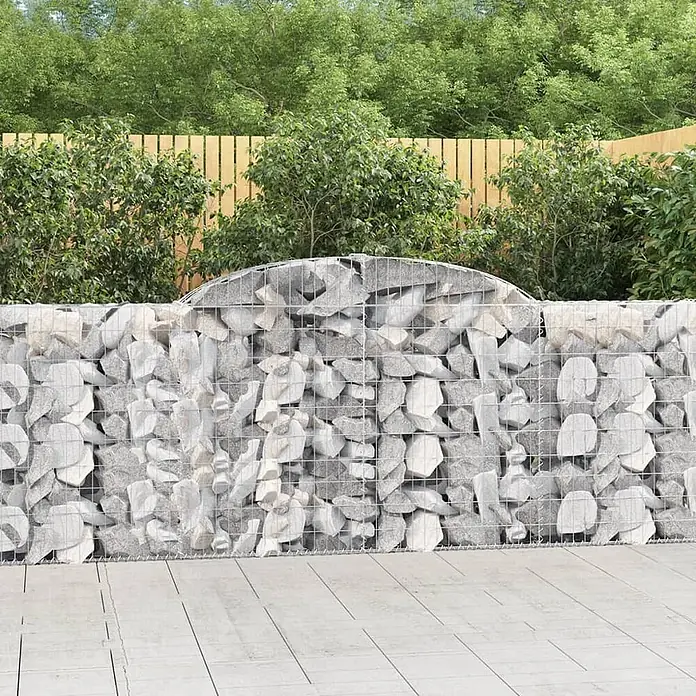Furnicato Gabione - 30 x 300 x 120 cm, Metall, Maschenbreite: 50 mm, Maschenhöhe: 100 mm - Gabionenwand gefüllt mit hellgrauen Steinen für die Gartengestaltung.