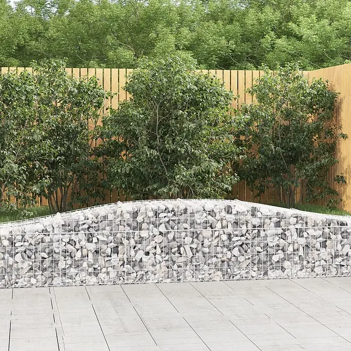 Furnicato Gabione - 50 x 400 x 60 cm, Metall, Maschenbreite: 50 mm, Maschenhöhe: 100 mm - Gabionenwand aus weißem Drahtgeflecht und grauen Steinen in einer Gartenumgebung.