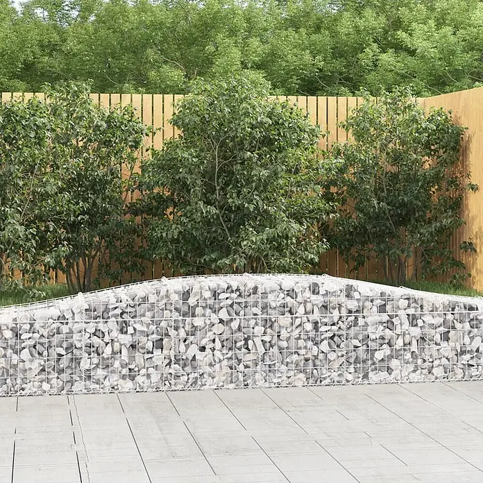 Furnicato Gabione - 50 x 400 x 60 cm, Metall, Maschenbreite: 50 mm, Maschenhöhe: 100 mm - Gabionenmauer, weißes Metallgitter mit hellgrauen Steinen gefüllt, in einem Garten.