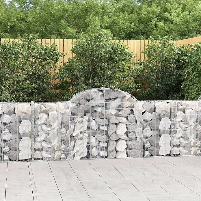 Furnicato Gabione - 100 x 200 x 30 cm, Metall, Maschenbreite: 50 mm, Maschenhöhe: 100 mm - Gabionenwand aus grauen Steinen im Drahtgeflecht, als Gartenbegrenzung vor Holzzaun und Grün.