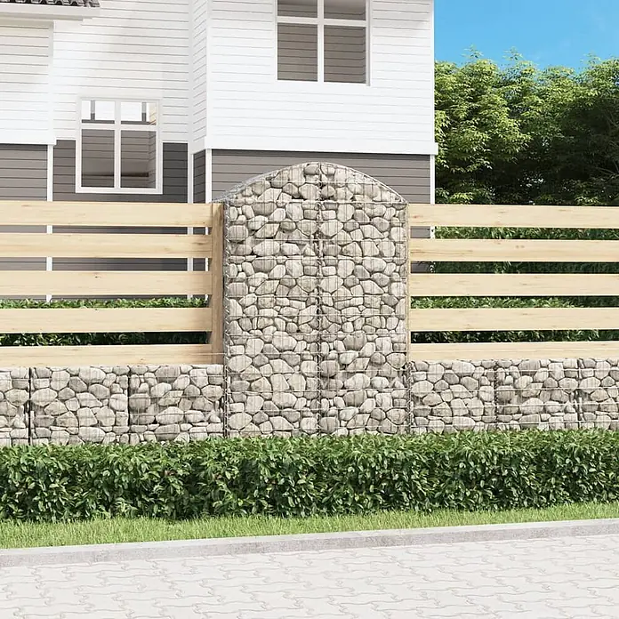 Furnicato Gabione - 50 x 100 x 180 cm, Metall, Maschenbreite: 50 mm, Maschenhöhe: 100 mm - Gartenzaun mit steinbefüllten Gabionenelementen, eines mit Rundbogen, und hellen horizontalen Holzlatten.