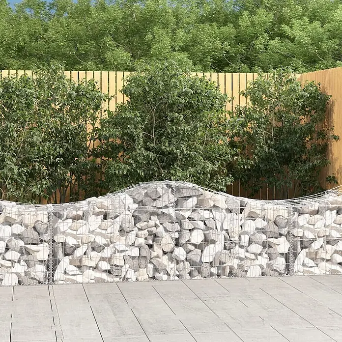 Furnicato Gabione - 80 x 200 x 50 cm, Metall, Maschenbreite: 50 mm, Maschenhöhe: 100 mm - Wellenförmige Gabionenwand mit hellgrauen und weißen Steinen, als Zierzaun im Garten.