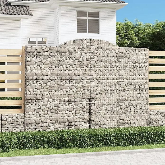 Furnicato Gabione - 50 x 300 x 240 cm, Metall, Maschenbreite: 50 mm, Maschenhöhe: 100 mm - Gabionen-Sichtschutzwand mit hellen Steinen und Holzlamellen im Außenbereich.