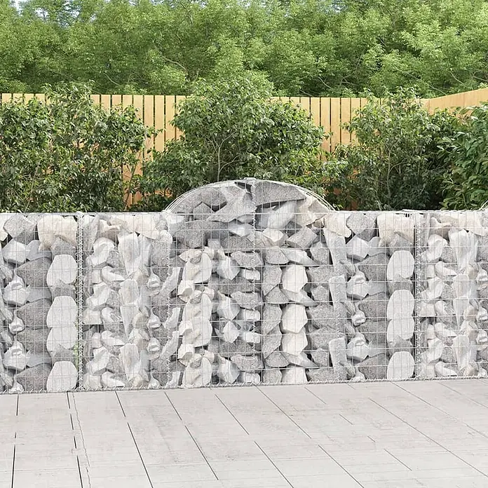 Furnicato Gabione - 120 x 200 x 30 cm, Metall, Maschenbreite: 50 mm, Maschenhöhe: 100 mm - Gabionenwand gefüllt mit grauen und weißen Steinen, als Gartentrenner auf einer Terrasse.