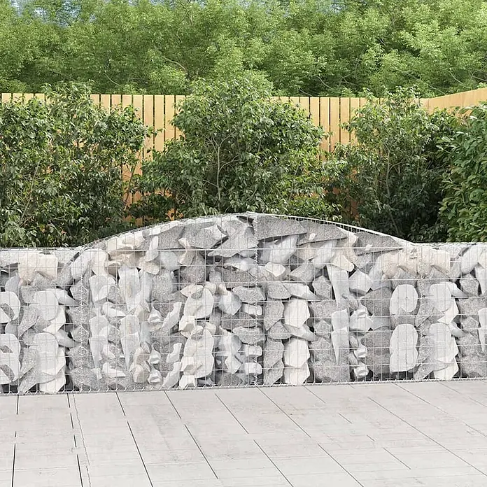 Furnicato Gabione - 120 x 400 x 30 cm, Metall, Maschenbreite: 50 mm, Maschenhöhe: 100 mm - Gebogene Gabionenwand, gefüllt mit hell- und dunkelgrauen Steinen im Metallgitter, für den Außenbereich.