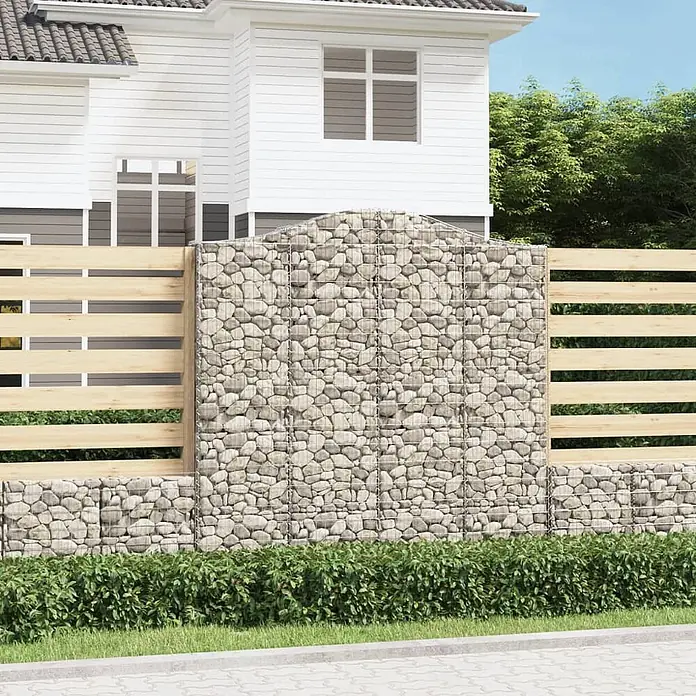 Furnicato Gabione - 30 x 200 x 220 cm, Metall, Maschenbreite: 50 mm, Maschenhöhe: 100 mm - Gabionen- und heller Lattenzaun als Gartenabtrennung vor einem Haus.