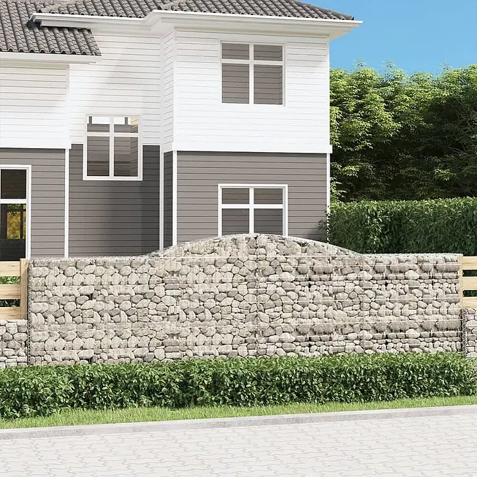 Furnicato Gabione - 140 x 400 x 30 cm, Metall, Maschenbreite: 50 mm, Maschenhöhe: 100 mm - Gabionenmauer aus mit Steinen gefülltem Drahtgeflecht, als moderne Gartenzaun vor einem Haus.