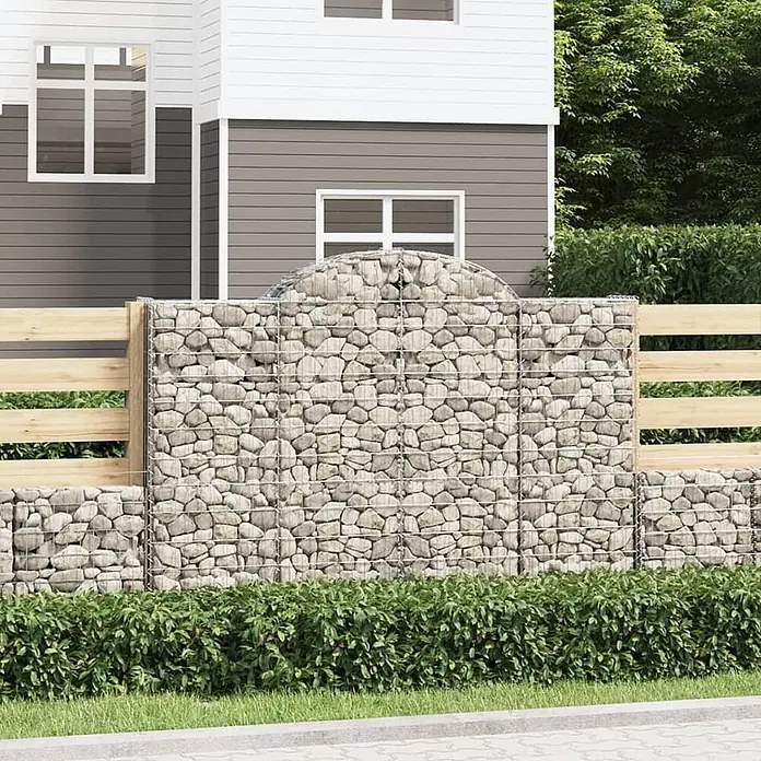 Furnicato Gabione - 160 x 200 x 30 cm, Metall, Maschenbreite: 50 mm, Maschenhöhe: 100 mm - Moderne Gabionen-Steinwand kombiniert mit hellen Holzpaneelen als Gartenzaun vor einem Haus.