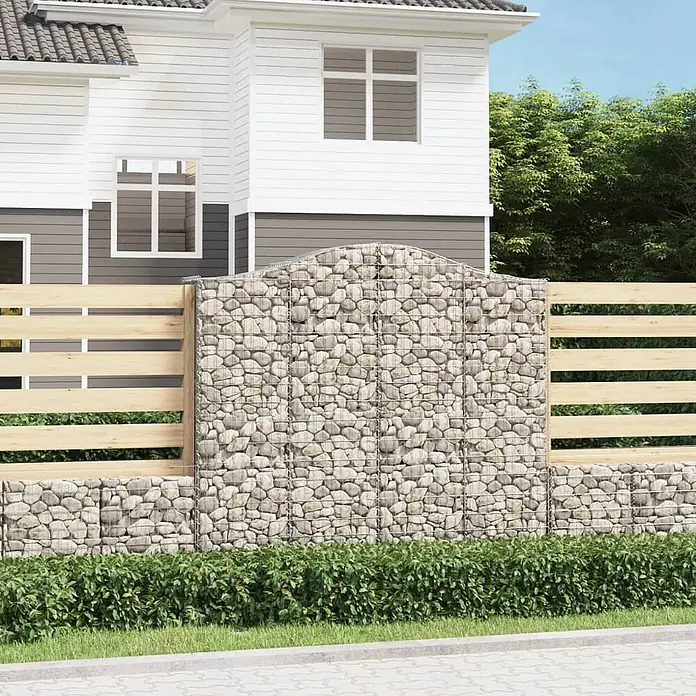 Furnicato Gabione - 50 x 200 x 200 cm, Metall, Maschenbreite: 50 mm, Maschenhöhe: 100 mm - Gabionenzaun mit hellen Steinen und horizontalen Holzlatten für Sichtschutz im Garten.