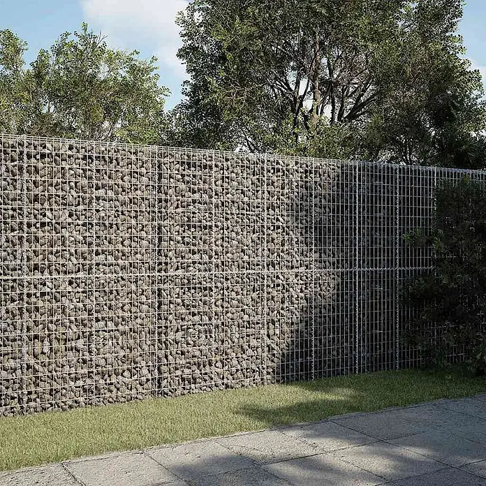 Furnicato Gabione - 300 x 50 x 200 cm, Metall, Maschenbreite: 50 mm, Maschenhöhe: 100 mm - Gabionenzaun aus Drahtgitter mit Natursteinen gefüllt, in einer Gartenumgebung.