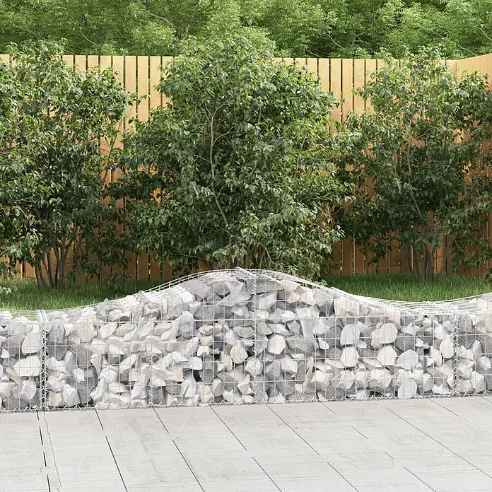 Furnicato Gabione - 60 x 200 x 50 cm, Metall, Maschenbreite: 50 mm, Maschenhöhe: 100 mm - Geschwungene Gabionenwand mit grauen und weißen Steinen im Garten.