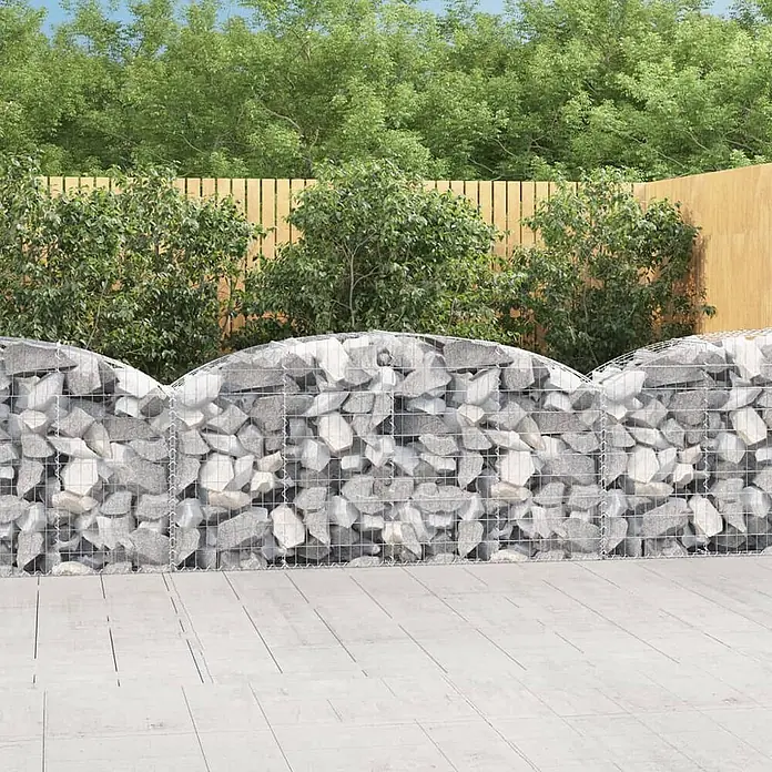 Furnicato Gabione - 100 x 200 x 50 cm, Metall, Maschenbreite: 50 mm, Maschenhöhe: 100 mm - Gabionenwand mit hellgrauen Steinen und Wellenoberkante im Garten.