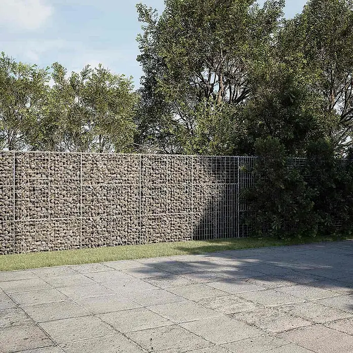Furnicato Gabione - 500 x 50 x 150 cm, Metall, Maschenbreite: 50 mm, Maschenhöhe: 100 mm - Gabionenzaun mit Natursteinen gefüllt, mit integriertem Tor, trennt eine Terrasse von Bäumen ab.