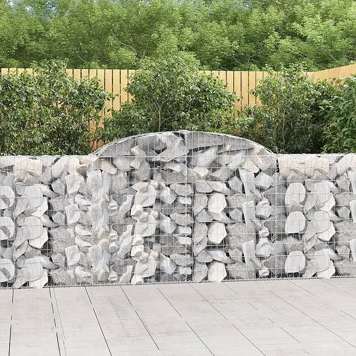 Furnicato Gabione - 30 x 300 x 120 cm, Metall, Maschenbreite: 50 mm, Maschenhöhe: 100 mm - Gabionen-Steinmauer mit hellgrauen Steinen in Metallgeflecht, mit gewölbter Oberseite.