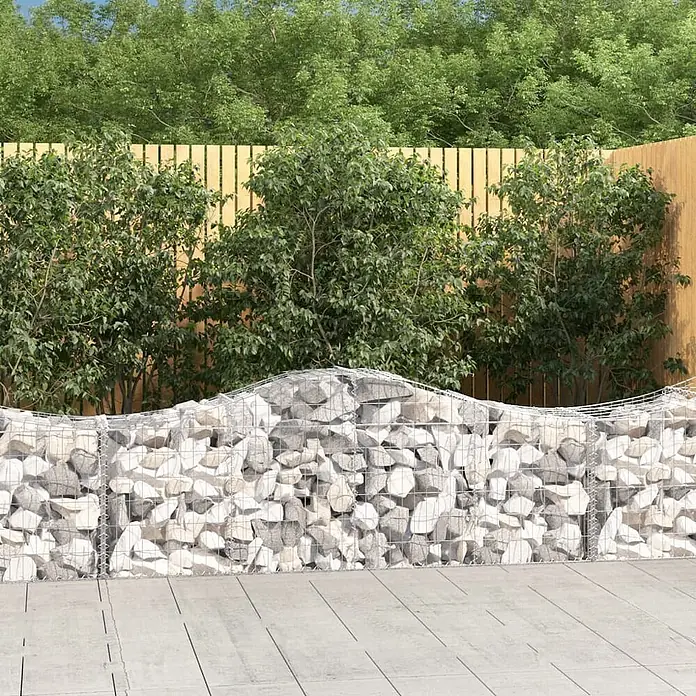Furnicato Gabione - 50 x 200 x 80 cm, Metall, Maschenbreite: 50 mm, Maschenhöhe: 100 mm - Geschwungene Gabionenwand mit hellgrauen und weißen Steinen im Garten.