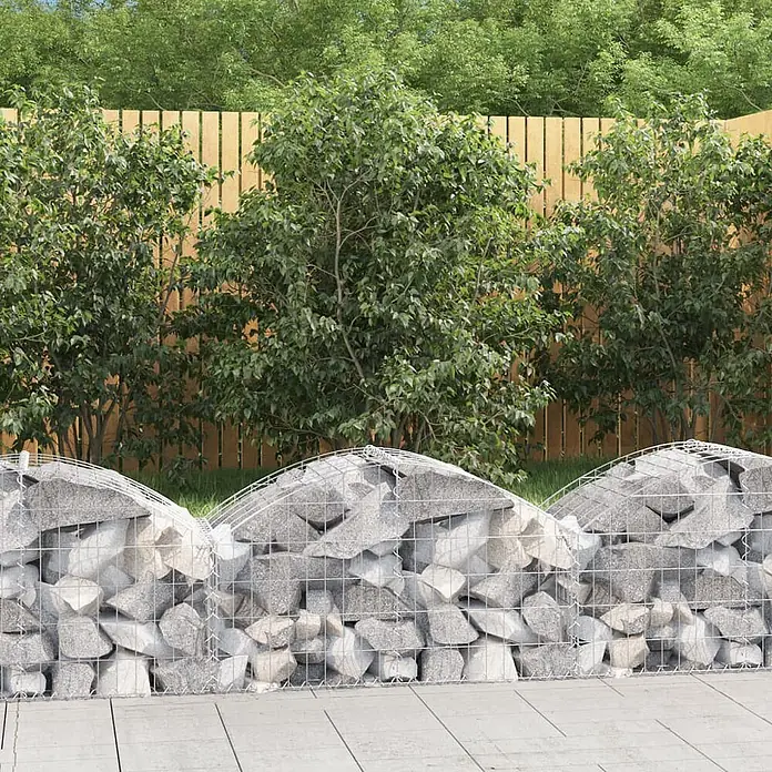 Furnicato Gabione - 60 x 100 x 50 cm, Metall, Maschenbreite: 50 mm, Maschenhöhe: 100 mm - Gebogene Gabionenwandabschnitte mit grauen Steinen als Gartengrenze.