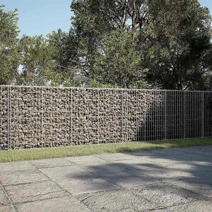 Furnicato Gabione - 850 x 100 x 100 cm, Metall, Maschenbreite: 50 mm, Maschenhöhe: 100 mm - Gabionenzaun mit Natursteinen kombiniert mit einem grauen Maschendrahtzaun in einem Garten.