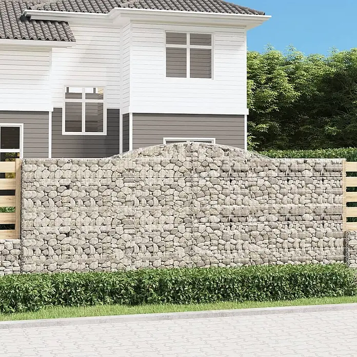 Furnicato Gabione - 180 x 400 x 50 cm, Metall, Maschenbreite: 50 mm, Maschenhöhe: 100 mm - Gabionenzaun aus steingefülltem Drahtgitter, als Begrenzung in einer Wohngegend mit Haus und Hecke.