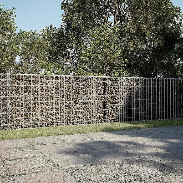 Furnicato Gabione - 750 x 100 x 100 cm, Metall, Maschenbreite: 50 mm, Maschenhöhe: 100 mm - Gabionenzaun mit Metallgitter, teilweise mit Natursteinen gefüllt, in einer Gartenumgebung.