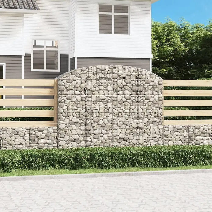 Furnicato Gabione - 180 x 200 x 50 cm, Metall, Maschenbreite: 50 mm, Maschenhöhe: 100 mm - Gabionenzaun aus steingefülltem Drahtgitter, integriert mit horizontalen Holzzaunfeldern.