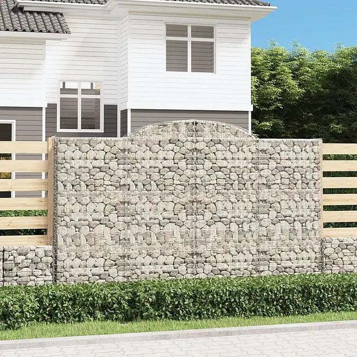 Furnicato Gabione - 200 x 300 x 50 cm, Metall, Maschenbreite: 50 mm, Maschenhöhe: 100 mm - Gabionenwand aus hellen Steinen mit Bogen, integriert in Holzzaunfelder als moderne Gartengrenze.
