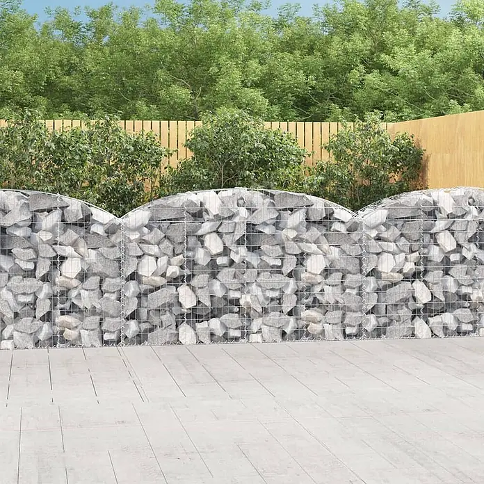 Furnicato Gabione - 120 x 200 x 50 cm, Metall, Maschenbreite: 50 mm, Maschenhöhe: 100 mm - Gabionenzaun mit hellgrauen Steinen und wellenförmiger Oberkante, in einer Gartenumgebung.
