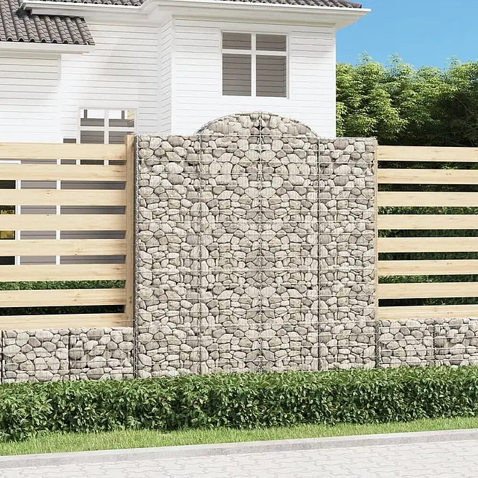 Furnicato Gabione - 50 x 200 x 240 cm, Metall, Maschenbreite: 50 mm, Maschenhöhe: 100 mm - Gabionen- und Holzsichtschutzzaun mit Steinfüllungen in Drahtkörben und horizontalen Holzlatten, in einem Garten.