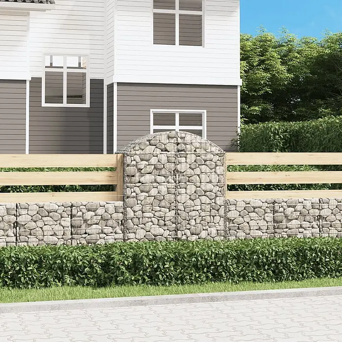 Furnicato Gabione - 50 x 100 x 140 cm, Metall, Maschenbreite: 50 mm, Maschenhöhe: 100 mm - Grauer Gabionenzaun aus Stein mit Holzzaun und gewölbtem Gabionentor in einem Garten.