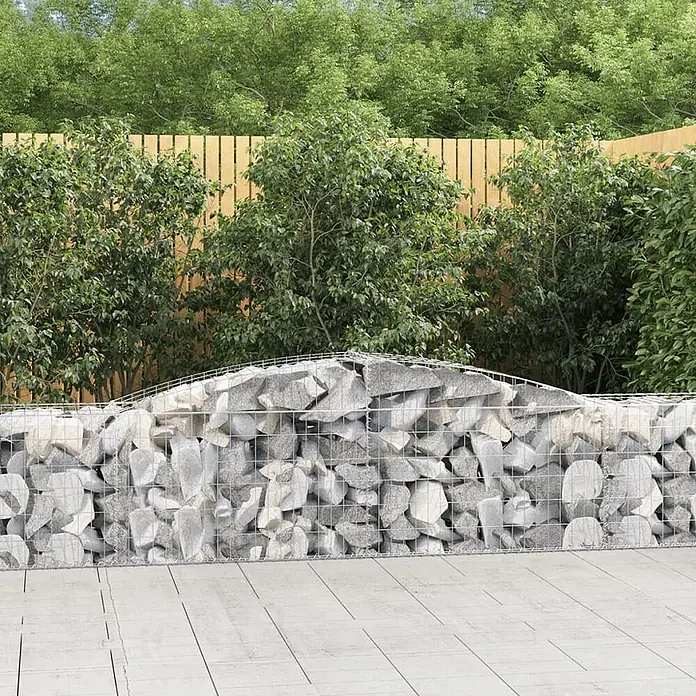 Furnicato Gabione - 80 x 400 x 50 cm, Metall, Maschenbreite: 50 mm, Maschenhöhe: 100 mm - Eine gebogene Gabionenwand aus grauen Steinen und Drahtgeflecht, als Gartenbegrenzung.