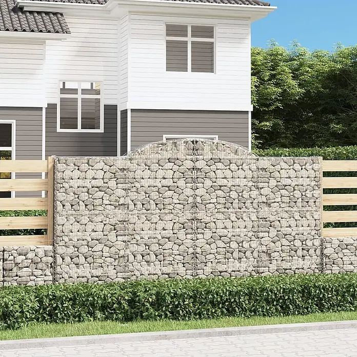 Furnicato Gabione - 180 x 300 x 50 cm, Metall, Maschenbreite: 50 mm, Maschenhöhe: 100 mm - Gabionenzaun mit Natursteinen im Drahtkorb, kombiniert mit Holzzaunelementen, in einer Gartenumgebung.