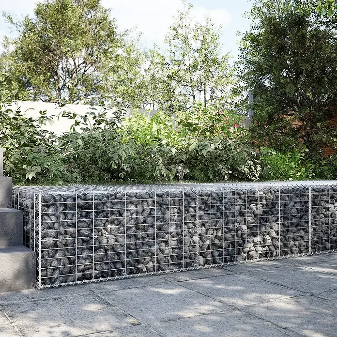Furnicato Gabione - 200 x 100 x 50 cm, Metall, Maschenbreite: 50 mm, Maschenhöhe: 100 mm - Gabionenbank oder Stützmauer für den Außenbereich, aus grauen Steinen in Metallgeflecht, auf Pflasterboden.