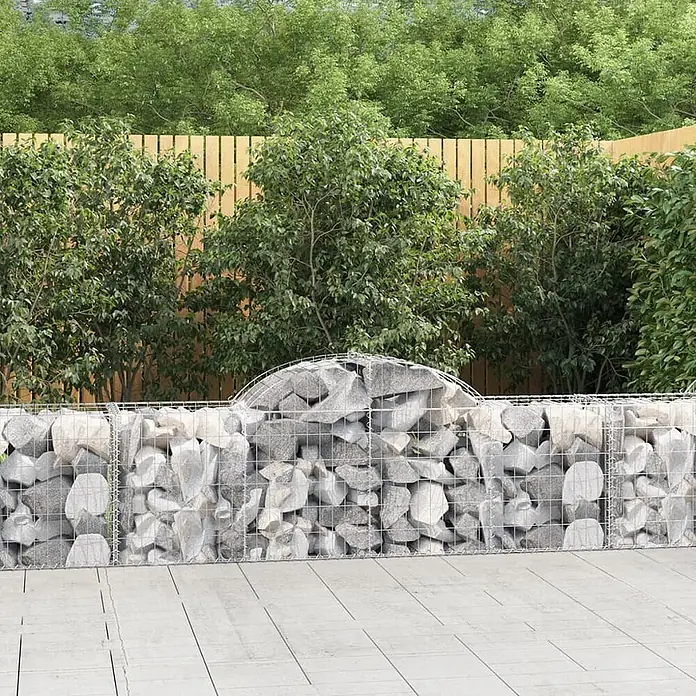Furnicato Gabione - 50 x 200 x 80 cm, Metall, Maschenbreite: 50 mm, Maschenhöhe: 100 mm - Gabionenwand aus Drahtgeflecht, gefüllt mit grauen Steinen, in Gartenumgebung. Mit gebogenem Oberteil.