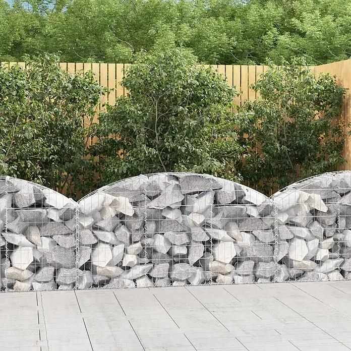 Furnicato Gabione - 30 x 150 x 80 cm, Metall, Maschenbreite: 50 mm, Maschenhöhe: 100 mm - Geschwungene Gabionen-Gartenmauer mit hellgrauen und weißen Steinen.