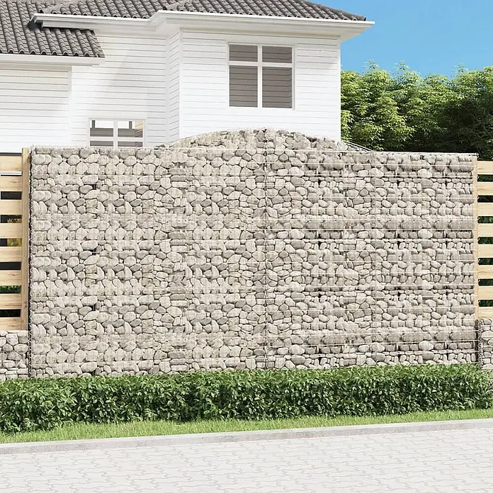 Furnicato Gabione - 240 x 400 x 50 cm, Metall, Maschenbreite: 50 mm, Maschenhöhe: 100 mm - Gabionenzaun aus hellen Steinen im Drahtgeflecht, dient als Sichtschutz mit Holzschutzzaun-Abschnitten.