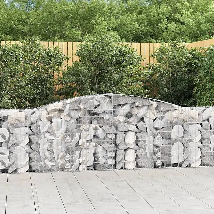 Furnicato Gabione - 120 x 400 x 30 cm, Metall, Maschenbreite: 50 mm, Maschenhöhe: 100 mm - Gabionenwand mit geschwungener Oberkante, gefüllt mit hellgrauen Steinen im Drahtgeflecht, als Gartentrenner.