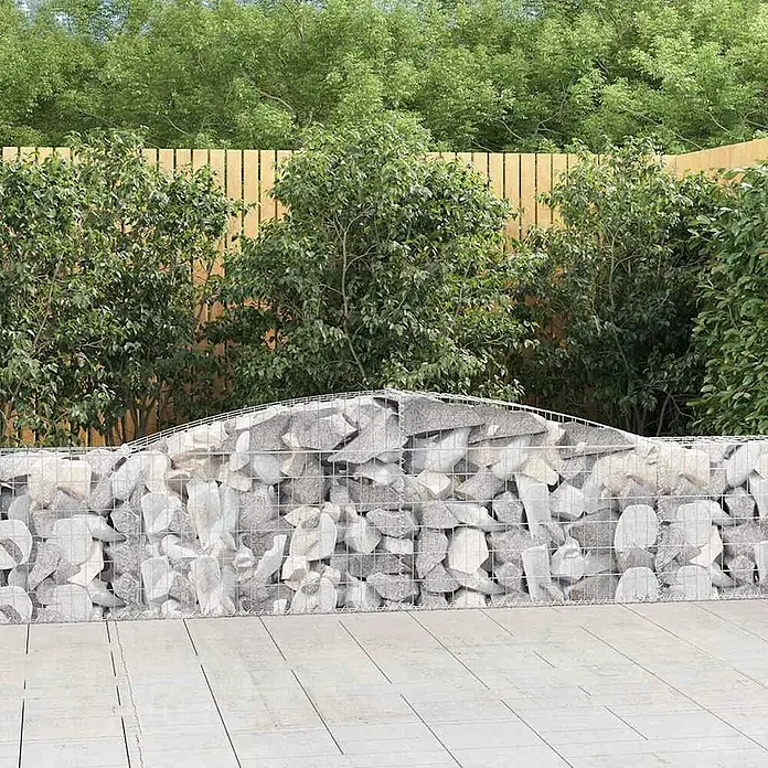 Furnicato Gabione - 30 x 400 x 80 cm, Metall, Maschenbreite: 50 mm, Maschenhöhe: 100 mm - Gabionenmauer gefüllt mit hellgrauen Steinen, mit gewölbter Oberkante.