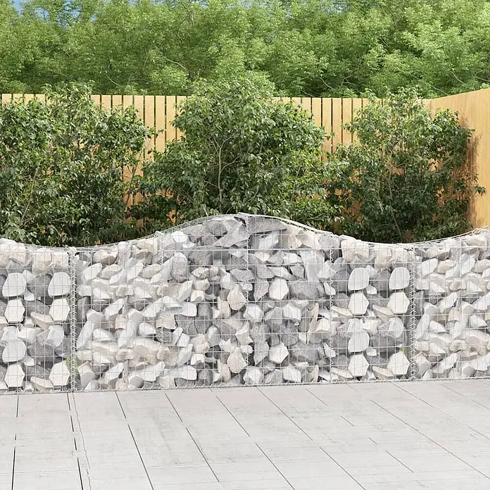 Furnicato Gabione - 30 x 200 x 100 cm, Metall, Maschenbreite: 50 mm, Maschenhöhe: 100 mm - Wellenförmige Gabionenwand mit hellgrauen Steinen, als dekorative Gartentrennung.