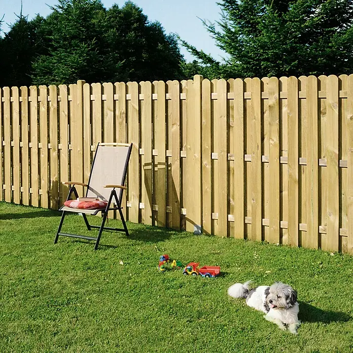 Sichtschutzelement Starnberg - 180 x 180 cm, Grün - Holzzaun umgibt einen Garten mit Stuhl, Spielzeug und Hund. Der Zaun aus hellem Holz verleiht dem Garten einen rustikalen Charme.