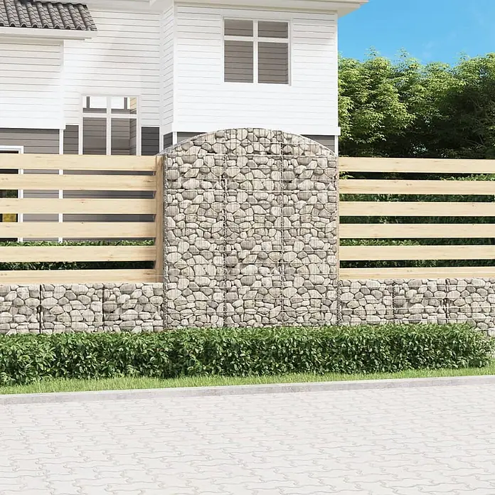 Furnicato Gabione - 200 x 150 x 50 cm, Metall, Maschenbreite: 50 mm, Maschenhöhe: 100 mm - Gabionen- und Holzlattenzaun im Garten, mit grüner Hecke, dient als Sichtschutz und Grundstücksbegrenzung.