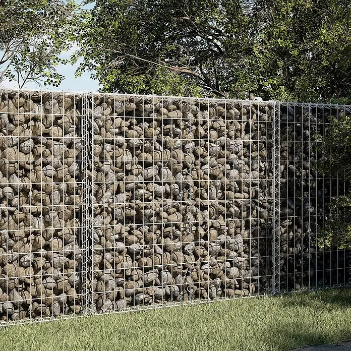 Furnicato Gabione - 100 x 100 x 100 cm, Metall, Maschenbreite: 50 mm, Maschenhöhe: 100 mm - Ein Gabionenzaun aus Metallgitter, gefüllt mit Natursteinen, dient als Gartengrenze.